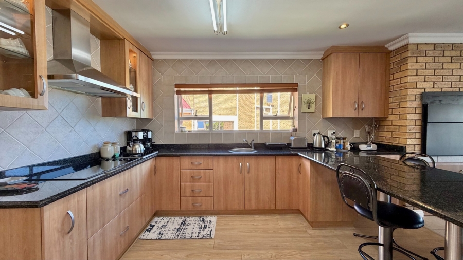 5 Bedroom Property for Sale in Mountainside Western Cape